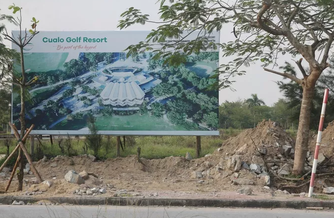 Chưa hoàn thành hạ tầng kỹ thuật, chưa xây dựng các công trình dịch vụ, hạ tầng xã hội nhưng đã ký các hợp đồng chuyển quyền cho hộ gia đình, cá nhân tự xây dựng nhà ở tại khu dân cư đường Nguyễn Sinh Cung. (Ảnh: Người lao động).