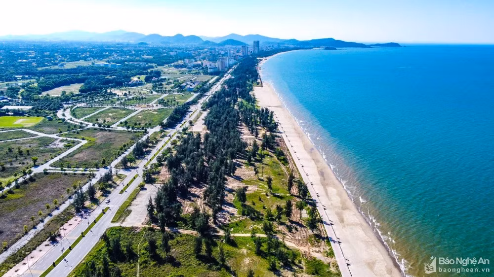 Cùng với đó, yêu cầu chủ đầu tư trả lại phần diện tích rộng 152.084,5m khu lâm viên phía Đông đường Bình Minh được UBND tỉnh cho thuê đất tại Quyết định số 225/QĐ.UBND-ĐC ngày 22/6/2009 để UBND thị xã Cửa Lò lập quy hoạch thống nhất, liên hoàn toàn bộ khu lâm viên phía Đông đường Bình Minh cùng với Đồ án quy hoạch chi tiết xây dựng tỷ lệ 1/500 Khu lâm viên phía Đông đường Bình Minh do thị xã đang triển khai lập quy hoạch. (Ảnh: Báo Nghệ An).