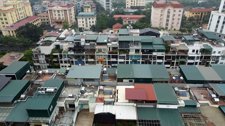 Những gian nhà tạm được xây dựng cơi nới, lợp mái tôn trên tầng thượng tại các nhà phố thương mại thuộc dự án HD Mon City trông nhếch nhác, mất mỹ quan đô thị.