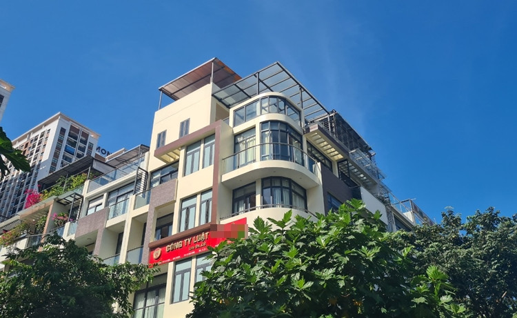 Trước những vi phạm về trật tự xây dựng, phá vỡ kiến trúc, quy hoạch ban đầu đang diễn ra tại các Shophouse HD Mon City, dư luận đặt câu hỏi về trách nhiệm quản lý, giám sát trong lĩnh vực đất đai của chính quyền sở tại?