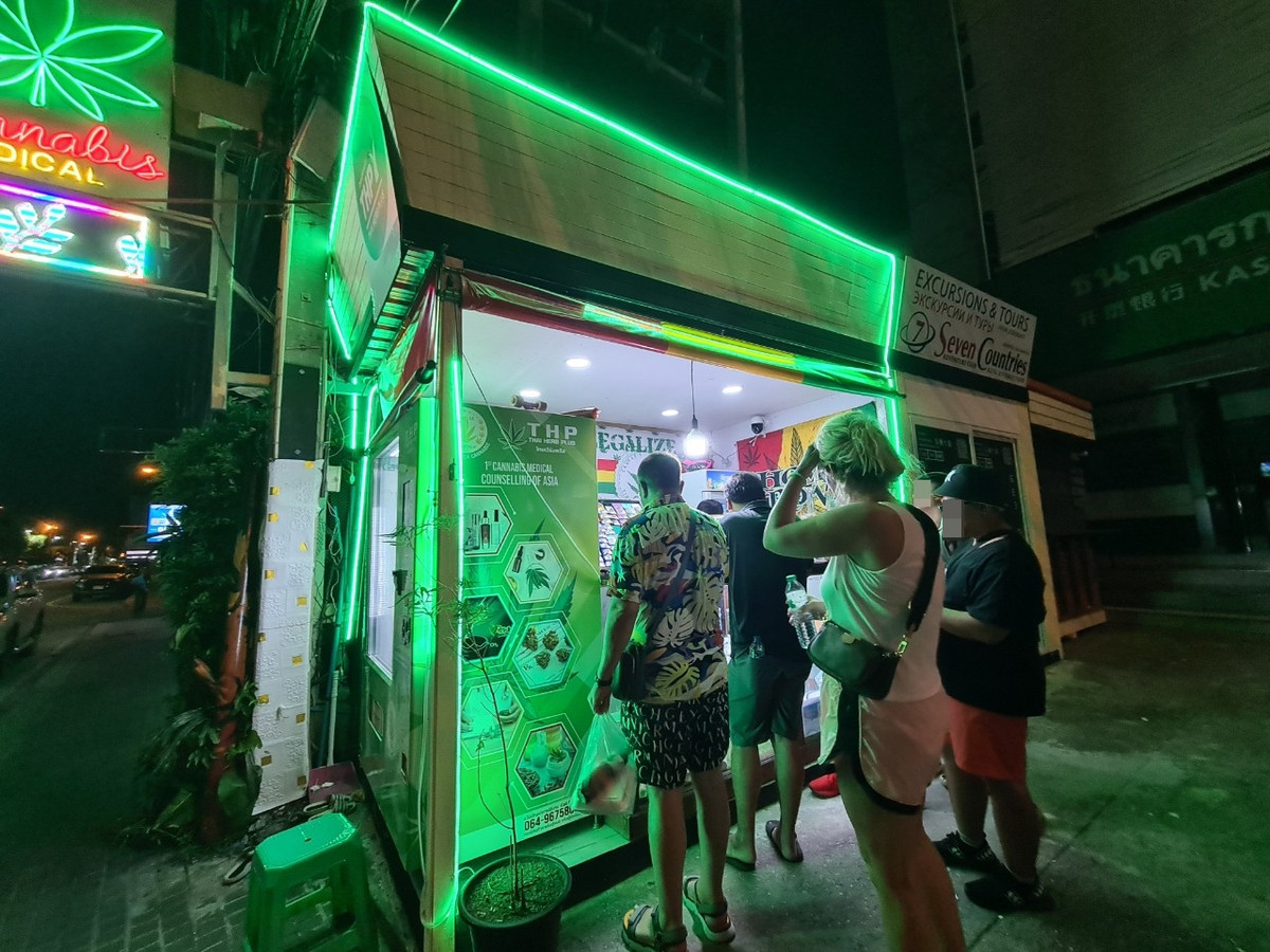 Trước đó, Bộ trưởng Y tế Thái Lan Anutin Charnvirakul nói nước này không chào đón du khách tới đây chỉ để hút cần sa. Người hút cần sa ở nơi công cộng có nguy cơ phải đối mặt với án tù 3 tháng hoặc khoản tiền phạt lên tới 25.000 baht (16,5 triệu đồng).