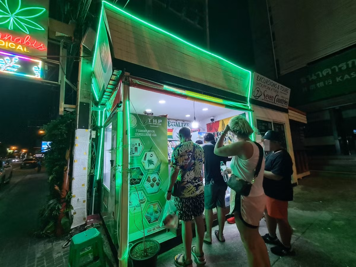 Trước đó, Bộ trưởng Y tế Thái Lan Anutin Charnvirakul nói nước này không chào đón du khách tới đây chỉ để hút cần sa. Người hút cần sa ở nơi công cộng có nguy cơ phải đối mặt với án tù 3 tháng hoặc khoản tiền phạt lên tới 25.000 baht (16,5 triệu đồng).