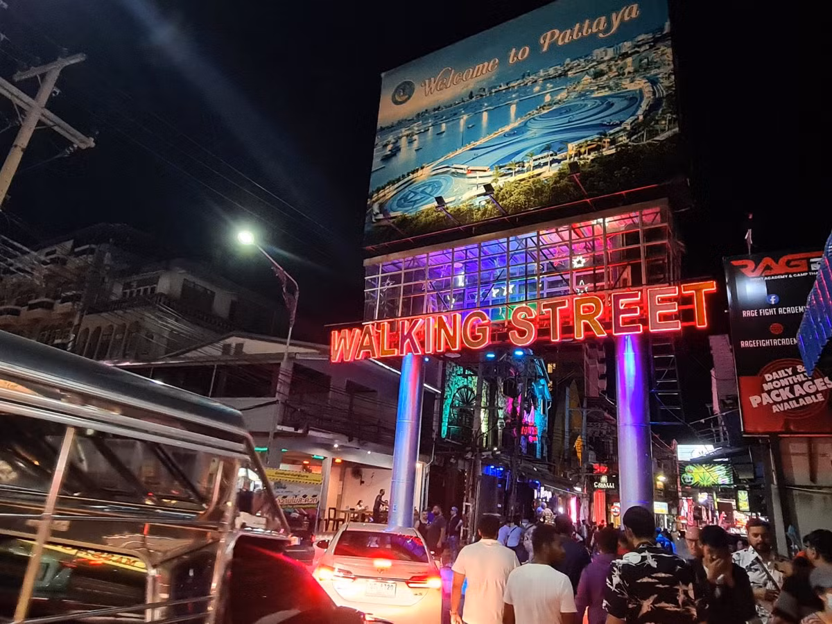 Những cửa hàng cần sa trên đường phố Pataya thu hút khá nhiều khách du lịch tò mò.