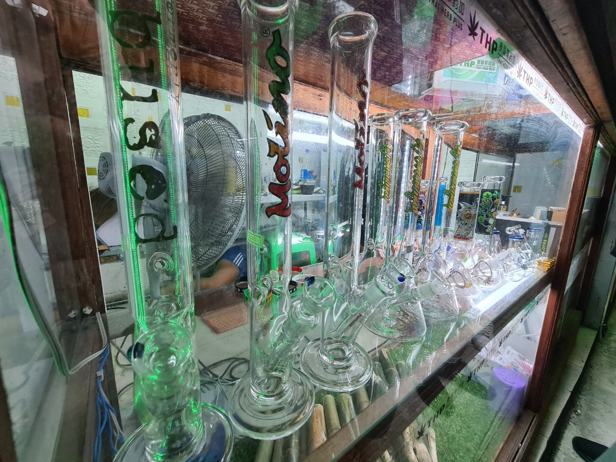 Dù vậy, tại một số cửa hàng phân phối cần sa còn bán kèm theo cả bình thủy tinh để hút cần.