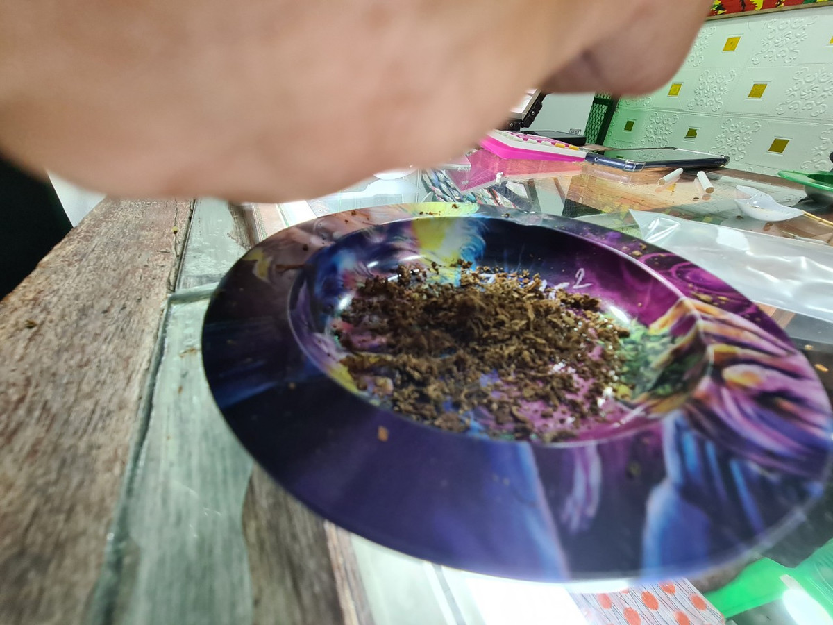 Tận mắt sản phẩm cần sa khô bán tại một cửa hàng ở đường phố Pataya.