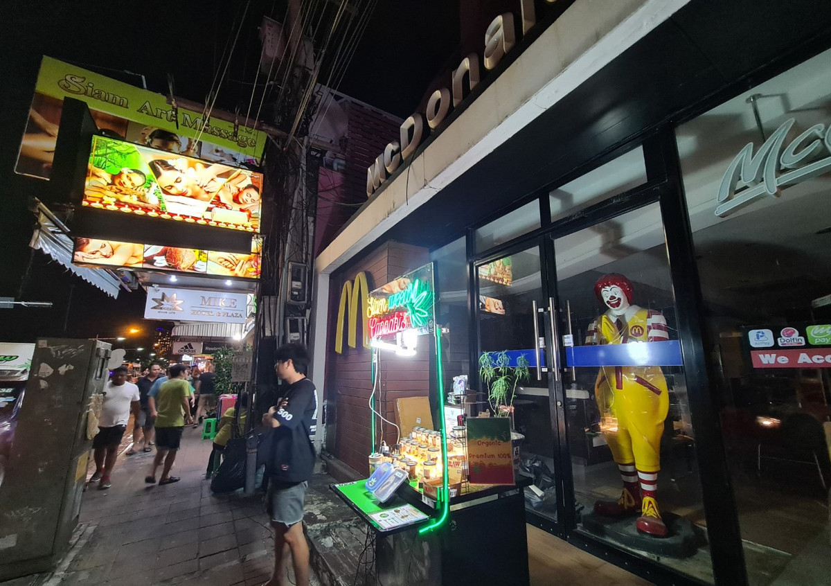 Rất nhiều quầy hàng nhỏ bán cần sa xuất hiện tại 1 khu chợ đêm của thành phố Pattaya (Thái Lan).