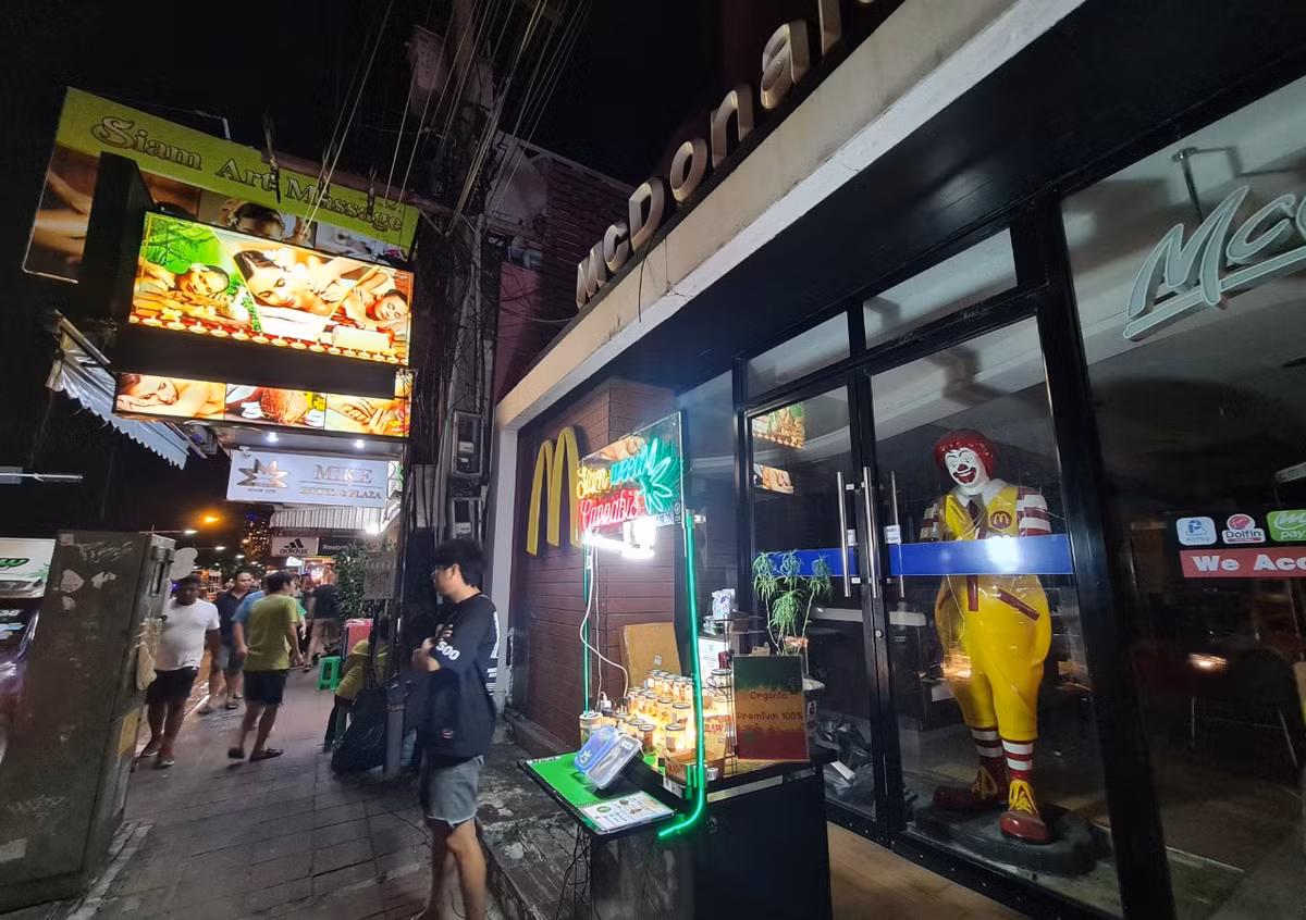 Rất nhiều quầy hàng nhỏ bán cần sa xuất hiện tại 1 khu chợ đêm của thành phố Pattaya (Thái Lan).