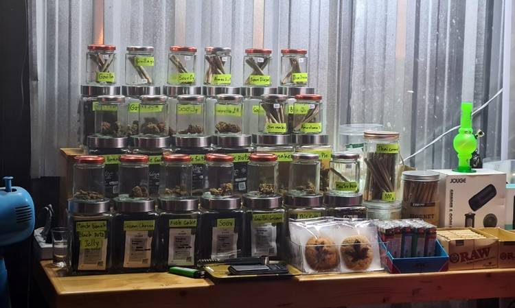 Các sản phẩm có chứa/tẩm cần sa đang xuất hiện ngày một phổ biến tại các nhà hàng, siêu thị và cửa hàng tiện lợi, đường phố ở Thái Lan trong hơn 3 tháng qua.