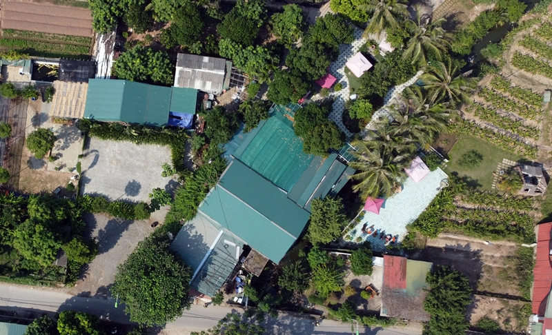 Công trình "mọc" trên đất nông nghiệp nằm sát mặt đường Cầu Khoát.