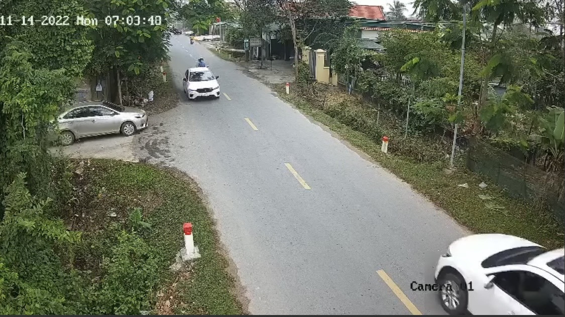 Xe may bi o to chen, dan mang tranh luan ve thu pham