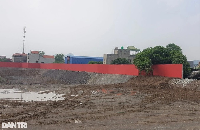 Sau khi bị huyện xử phạt, Công ty Thành Thắng dừng xây khách sạn nhưng đang cho máy móc san gạt đất xung quanh khu vực và làm hệ thống tường rào bao quanh. (Ảnh: Dân Trí).
