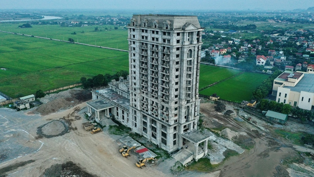 Khách sạn rộng hơn nghìn mét vuông, cao 17 tầng xây xong phần thô nhưng đến nay chưa có giấy phép xây dựng. Tuy nhiên, không hiểu vì sao các hạng mục không phép không bị tháo dỡ. (Ảnh: Báo Xây dựng).