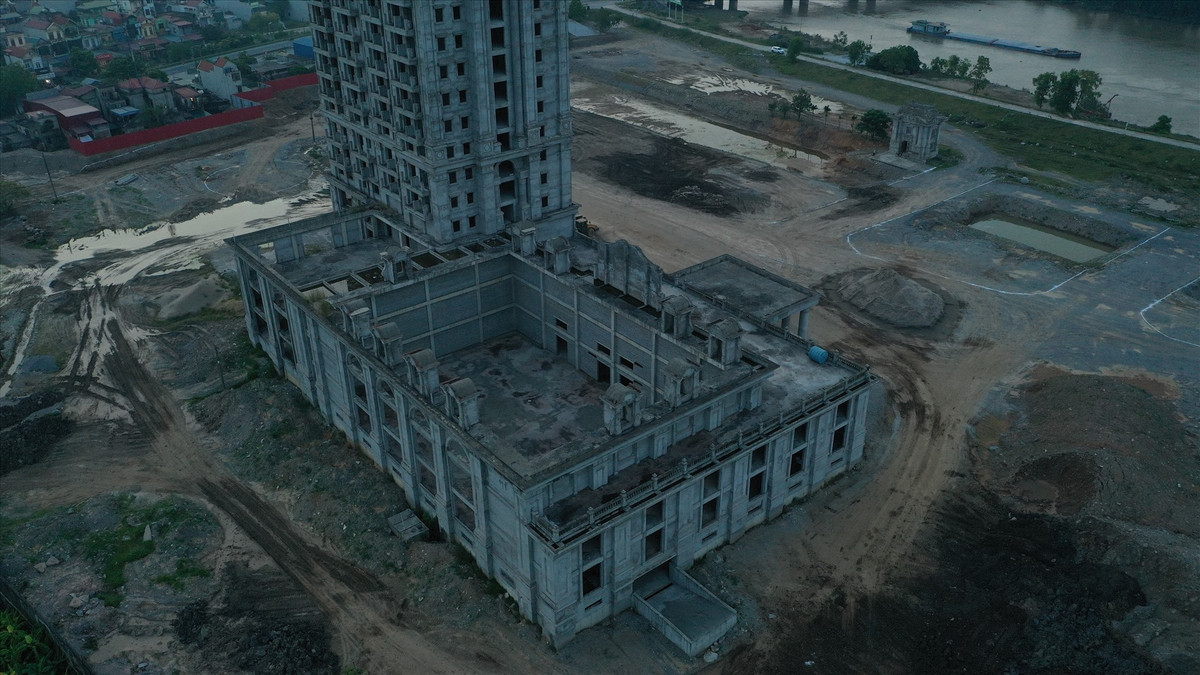 Thông tin trên Dân Trí, một lãnh đạo phòng thuộc Sở Tài nguyên và Môi trường tỉnh Ninh Bình cho biết, chủ đầu tư dự án khách sạn cao cấp Thành Thắng đến nay vẫn chưa thực hiện đánh giá bảo vệ môi trường theo luật định. Tuy nhiên cuối năm 2021, Sở Kế hoạch và Đầu tư tỉnh Ninh Bình đã cấp giấy chứng nhận đầu tư điều chỉnh cho dự án từ 11 tầng lên 17 tầng. (Ảnh: Lao Động).