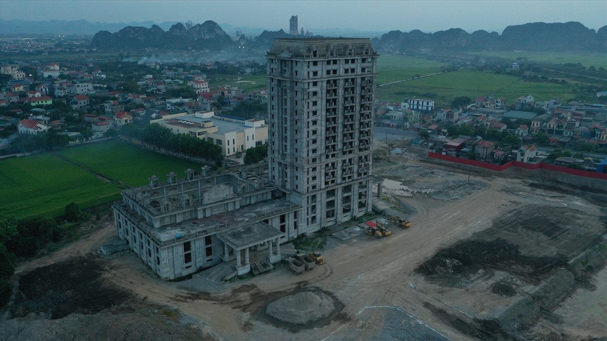 Từ năm 2009 đến nay, Công ty Thành Thắng chưa hoàn thiện các thủ tục về cấp giấy phép xây dựng, hồ sơ về Luật Bảo vệ môi trường, Luật Phòng cháy chữa cháy…, nhưng chủ đầu tư vẫn ngang nhiên cho xây dựng, đến thời điểm này, dự án trên đã cơ bản hoàn thiện về phần thô. (Ảnh: Lao Động).