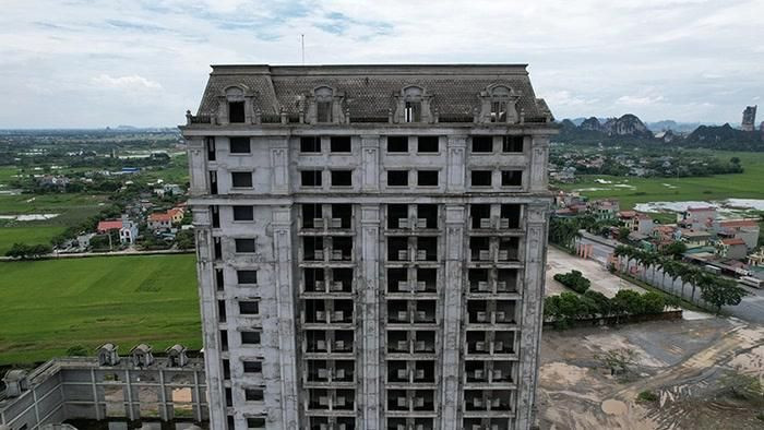 Mãi đến năm 2019, Đoàn kiểm tra liên ngành của tỉnh Ninh Bình mới tiến hành kiểm tra và phát hiện chủ đầu tư dự án chưa được cấp phép xây dựng, xây vượt phép 6 tầng (từ 11 lên 17 tầng) và xây dựng ngoài diện tích đất được cấp… (Ảnh: VietnamamFinace).