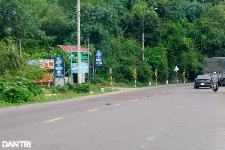 Tuyến quốc lộ 1D, phường Ghềnh Ráng cũng là "điểm nóng" của việc lấn chiếm đất đai, sử dụng đất không đúng mục đích, xây dựng công trình, vật kiến trúc trái phép thời gian qua. (Ảnh: Báo Dân Trí).