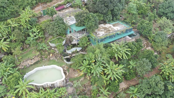 Một công trình xây dựng có hồ bơi trên đất lâm nghiệp ở khu vực 1, phường Ghềnh Ráng. (Ảnh: Báo Văn Hóa).