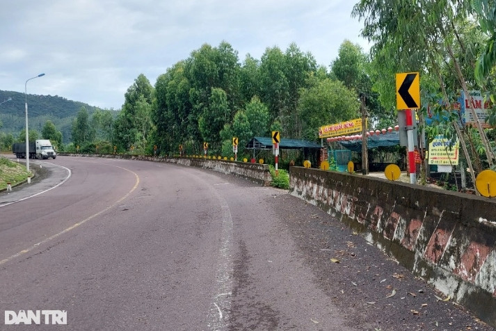 Nhiều hàng quán tự đấu nối lối đi ra quốc lộ 1D rất nguy hiểm. (Ảnh: Báo Dân Trí).