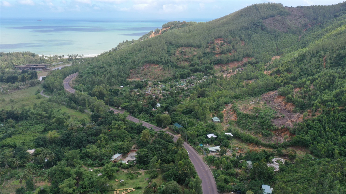 Lãnh đạo UBND TP Quy Nhơn yêu cầu nhanh chóng xử lý dứt điểm các trường hợp xây dựng trái phép. (Ảnh: Báo Lao Động).