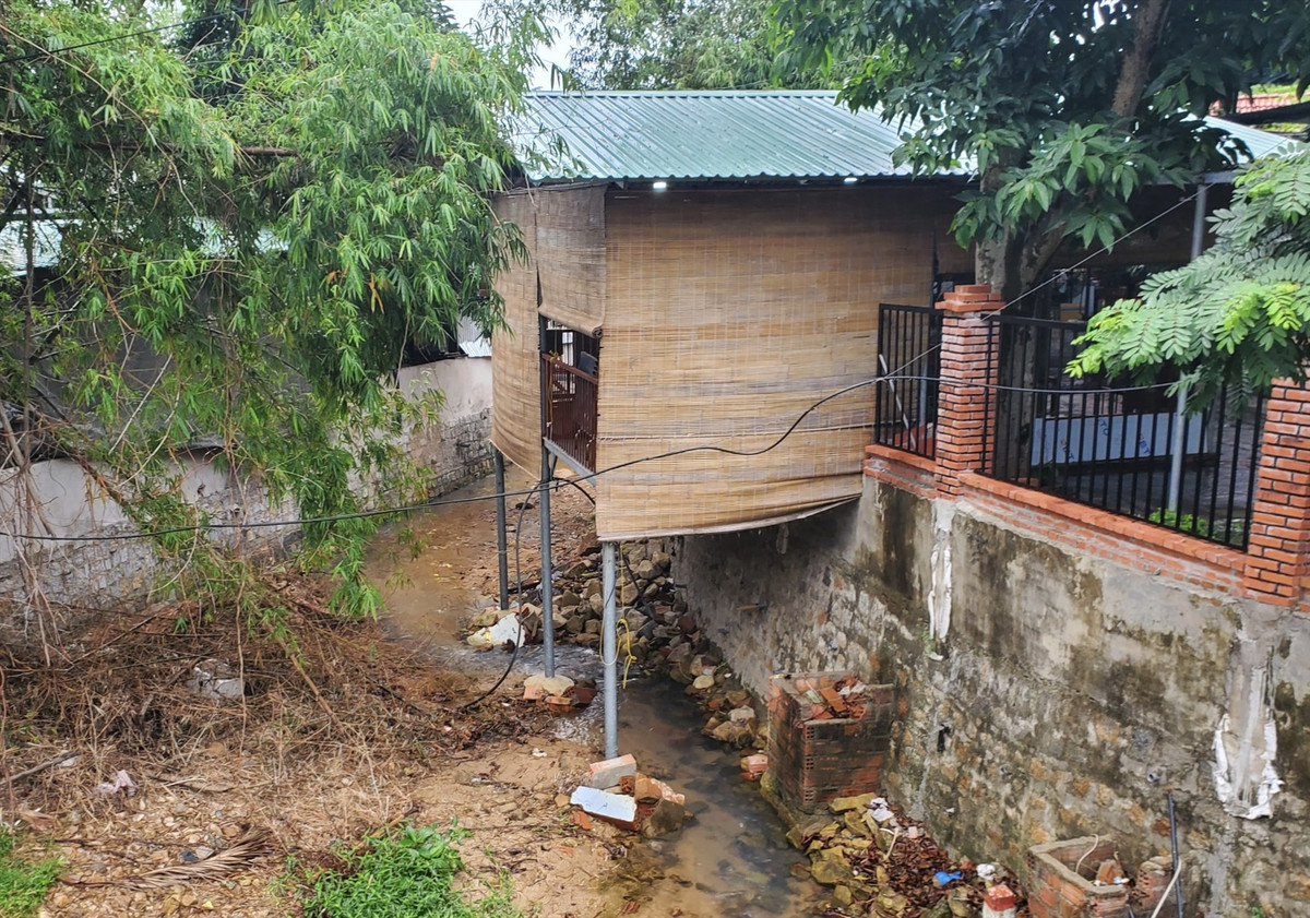 Các dòng suối tự nhiên bị lấn chiếm để xây dựng các hạng mục. (Ảnh: Báo Lao Động).