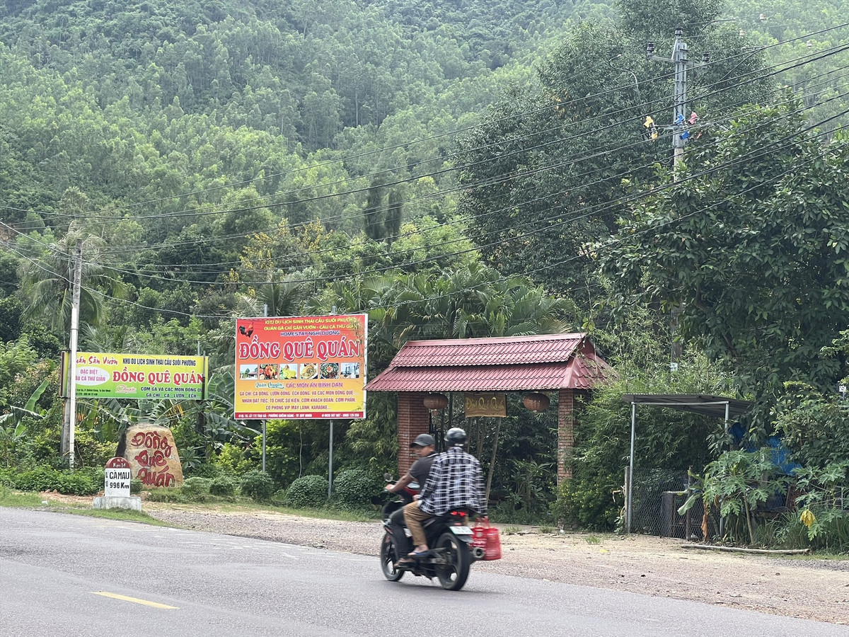 Công trình mọc trái phép nhưng không bị xử lý dọc quốc lộ 1D, thuộc khu vực 2, phường Ghềnh Ráng. (Ảnh: Báo Lao Động).