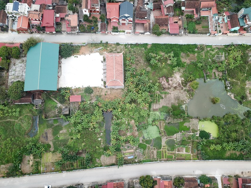 Bên trong dự án, nhiều công trình đang xây dựng dang dở, được quây tôn, cỏ mọc um tùm. (Ảnh: Đại Đoàn Kết).