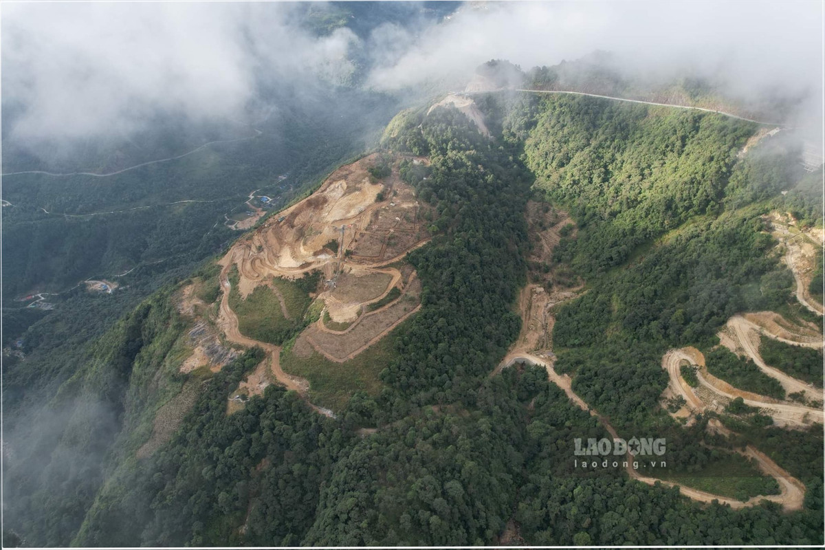 Cận cảnh các mảng rừng bị “cạo trọc” tại dự án khu du lịch sinh thái đỉnh đèo Hoàng Liên. (Ảnh: Tiền Phong).