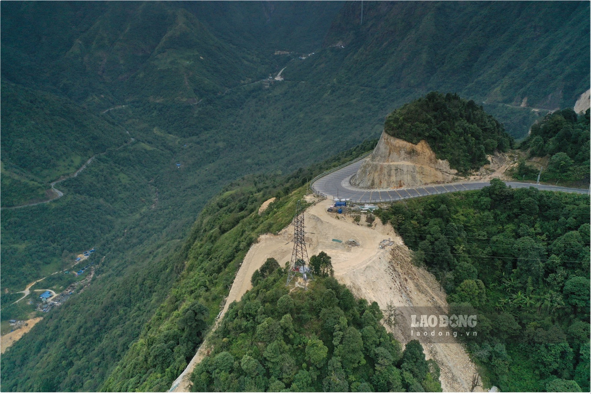 Diện tích 417.541 m2 đất sử dụng vào mục đích nông nghiệp có đơn giá thuê là 30 đồng/m2/năm. Theo Cơ quan thuế tỉnh Lai Châu, Công ty Pusamcap Lai Châu đang được hưởng ưu đãi khi đầu tư vào tỉnh và đơn giá hiện vẫn không thay đổi. Giai đoạn một của dự án hoàn thành và vận hành từ năm 2019 với các công trình khách sạn 3 tầng, khu nhà hàng đỉnh đèo, café cùng các hạng mục phụ trợ. (Ảnh: Lao Động).