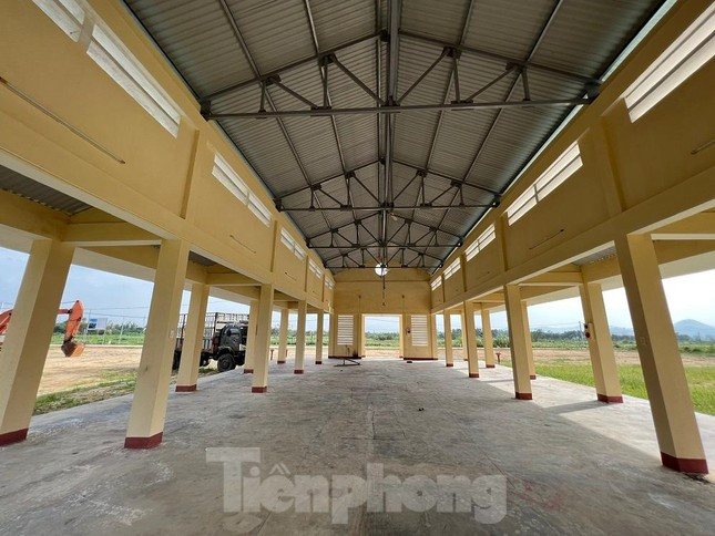 Cận cảnh chợ Mỹ Long An tiền tỷ xây xong “bỏ hoang”.