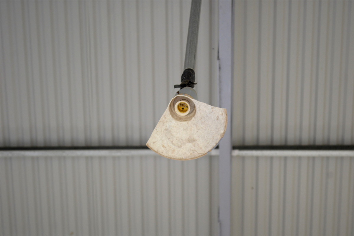 Hệ thống điện chiếu sáng ở chợ Mỹ Long An bị vỡ nát.