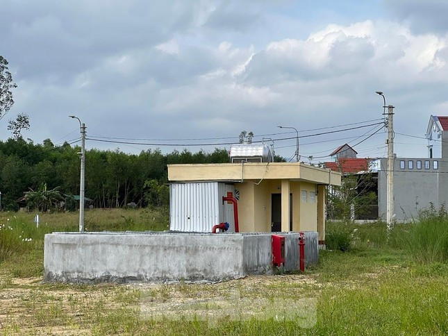 Trả lời báo Tiền Phong, đại diện UBND xã Bình Minh cho biết, mặc dù chợ đã hoàn thành vào tháng 7/2019, nhưng theo quy định phải đầu tư thêm hệ thống phòng cháy chữa cháy (PCCC) khoảng 220 triệu đồng, dẫn đến tiến độ kéo dài.