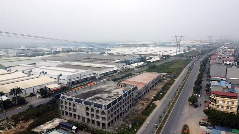 Mới đây, báo Tri thức và Cuộc sống nhận được phản ánh của nhiều người dân về một công trình xây dựng “khủng” mọc sát đường điện cao thế thuộc khu công nghiệp (KCN) Đại Đồng - Hoàn Sơn (huyện Tiên Du, tỉnh Bắc Ninh). Đặc biệt, công trình này còn có dấu hiệu nghi vấn xây dựng trên đất cây xanh theo quy hoạch KCN đã được công bố.