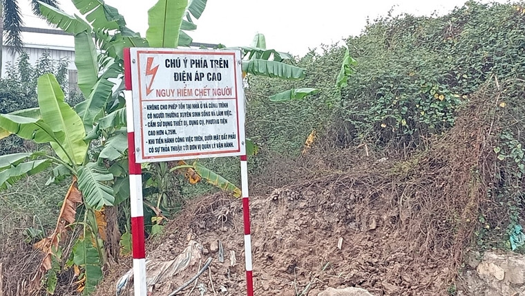 Ngay gần công trình có biển cảnh báo nguy hiểm ghi rõ: “Chú ý phía trên điện cao áp - nguy hiểm chết người”. Biển cảnh báo này cũng ghi rằng: “Không cho phép tồn tại nhà ở và công trình có người thường xuyên sinh sống và làm việc; Cấm sử dụng thiết bị, dụng cụ, phương tiện cao hơn 4,75m; Khi tiến hành công việc trên, dưới mặt đấy phải có sự thỏa thuận với đơn vị quản lý vận hành”.