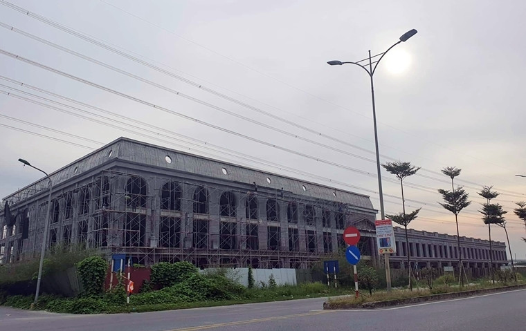 Chia sẻ với phóng viên, anh P. - một số người dân địa phương tỏ ra lo lắng, cho hay: “Tôi không biết công trình này được sử dụng vào mục đích gì? Nếu là nhà ở thì ai dám vào ở, còn nếu là trung tâm thương mại thì càng sợ, lúc mưa to sấm chớp liệu điện cao thế có phóng xuống không? Sấm sét có nguy hiểm”.