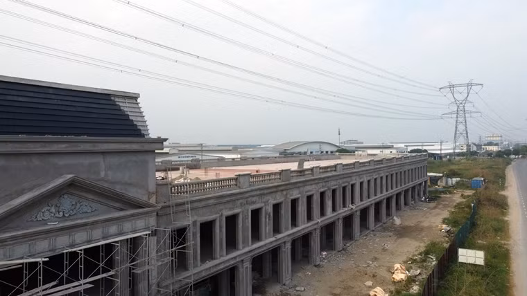 Theo tìm hiểu, KCN Đại Đồng - Hoàn Sơn thành lập theo Quyết định số 1179/QĐ-CT ngày 01/7/2005 của UBND tỉnh Bắc Ninh, được chia làm 2 giai đoạn, giai đoạn 1 khởi công xây dựng tháng 7/2005 với quy mô 272 ha, tổng vốn đầu tư đăng ký là 553,5 tỷ đồng.