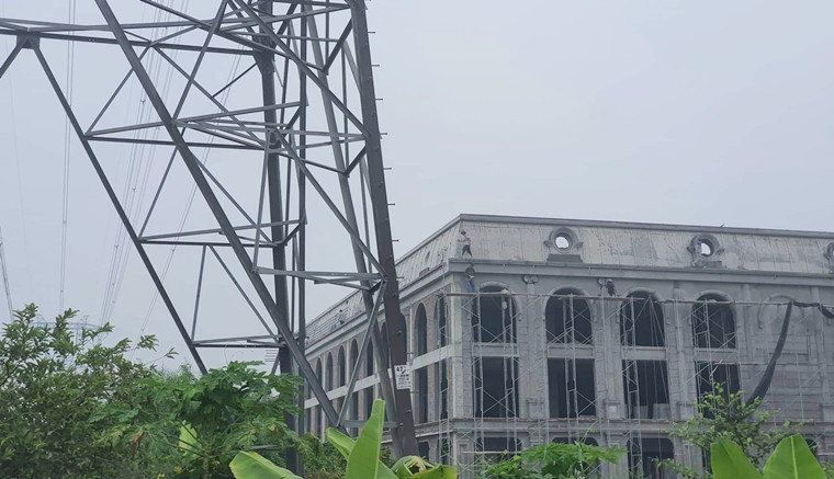 Thời điểm phóng viên ghi nhận, các công nhân vẫn đang làm việc bình thường, nhanh chóng hoàn thiện nốt các hạng mục tại công trình.