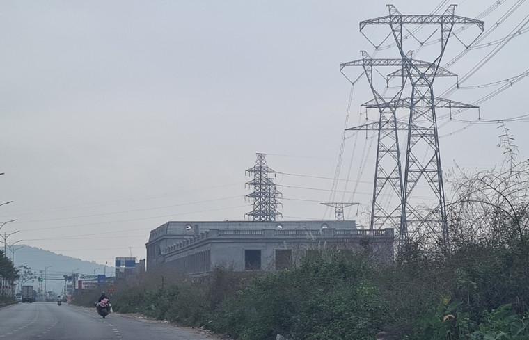 Về vị trí địa lý, KCN Đại Đồng - Hoàn Sơn nằm sát nút giao lập thể giữa đường cao tốc Hà Nội - Lạng Sơn và đường tỉnh lộ 295; cách Hà Nội khoảng 20km; cách sân bay quốc tế Nội Bài khoảng 50km; cách cảng Cái Lân (Quảng Ninh) khoảng 135km; cách cửa khẩu Việt Trung (Lạng Sơn) khoảng 130km; cách cảng Hải Phòng khoảng 120km.