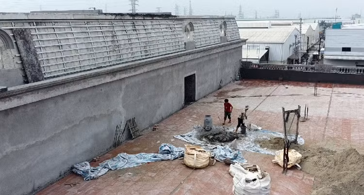 Nhiều người đi đường cũng thấy thấp thỏm lo sợ khi thấy các công nhân leo giàn giáo làm việc ngay sát đường điện cao thế.