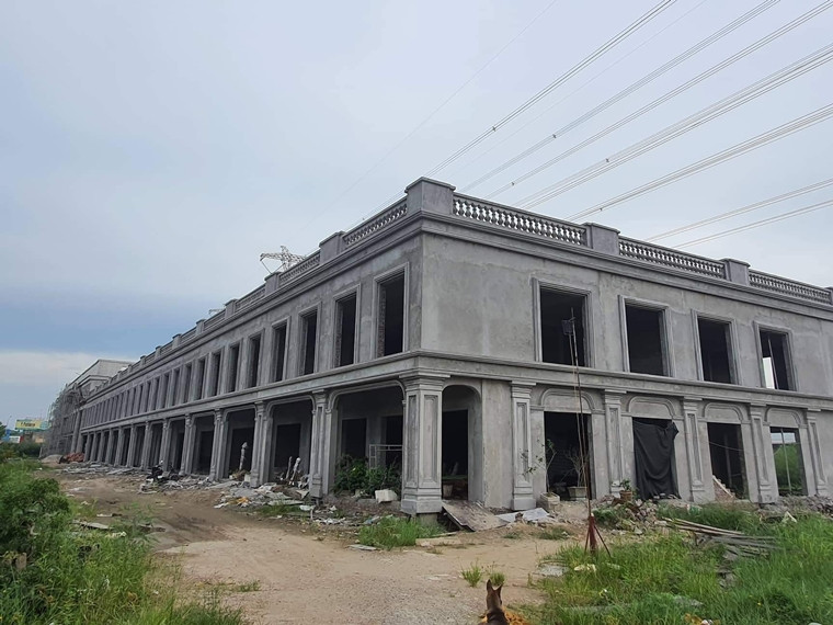 Công trình “khủng” này mọc sát với đường điện cao thế.