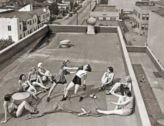 Một nhóm phụ nữ trẻ luyện tập đấm bốc trên mái nhà năm 1938.