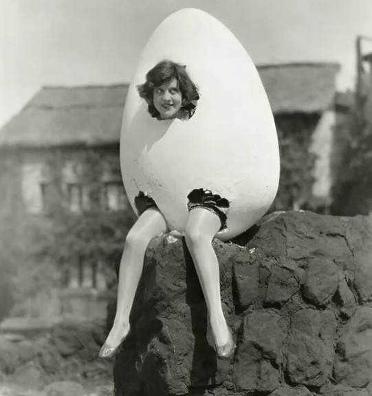 Một phụ nữ hóa trang thành một quả trứng khổng lồ trong lễ hội Halloween vào thế kỷ 19.