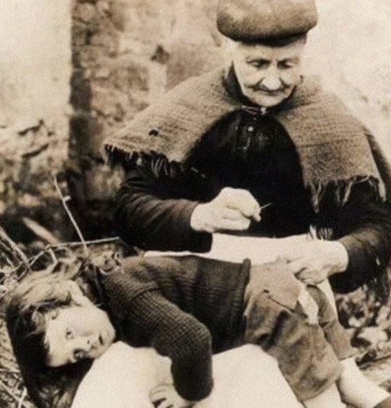 Bà nội dùng kim chỉ vá chiếc quần bị rách cho cháu trai năm 1907.