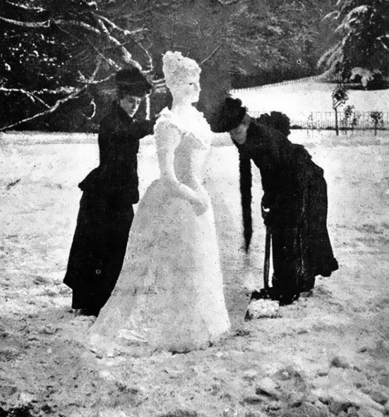 Hai phụ nữ đắp "Bà chúa tuyết" năm 1892.