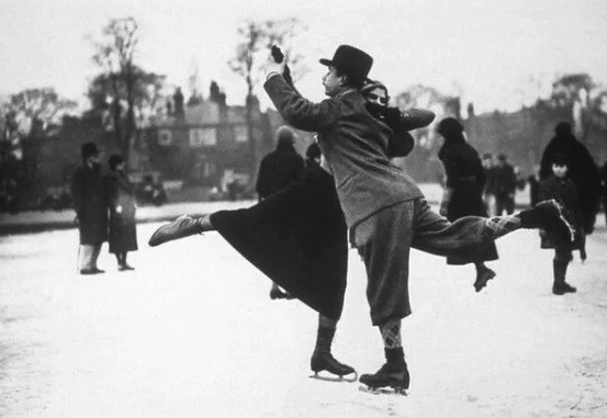 Một cặp đôi khiêu vũ trên khi trượt băng ở Whitestone Pond, Hampstead, London, Anh năm 1933.