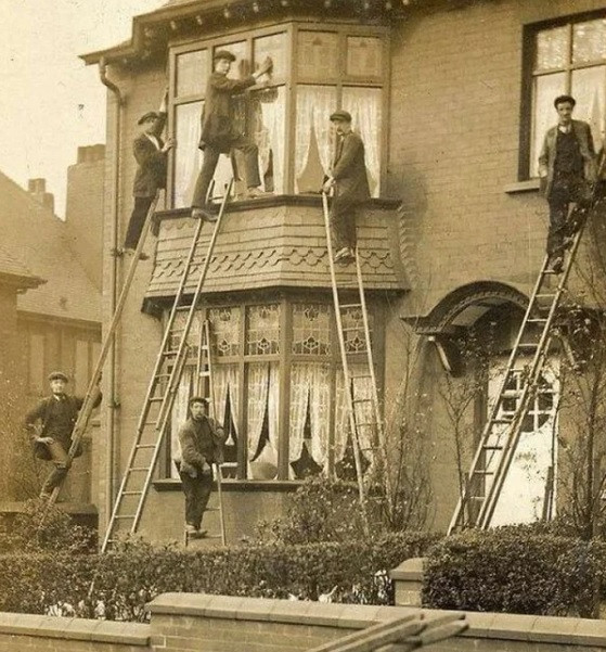 Cách đây khoảng 100 năm, những người làm công việc lau cửa sổ cho một ngôi nhà đều mặc vest khiến công chúng vô cùng bất ngờ.