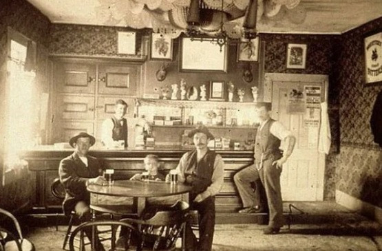 Một quán rượu cho phép trẻ em uống bia nhưng với phiên bản siêu nhỏ. Bức ảnh chụp tại Wisconsin (Mỹ) năm 1890.