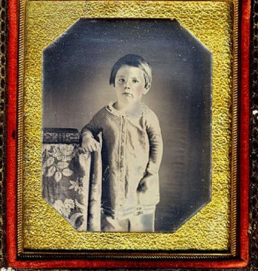 Trong đó, Edward Baker Lincoln (trong ảnh) qua đời khi 4 tuổi. Hồ sơ bệnh án chỉ ra rằng bệnh lao là nguyên nhân dẫn đến cái chết của cậu nhưng cũng có ý kiến cho rằng cậu mắc phải ung thư tuyến giáp. Vào năm 1862, William Wallace Lincoln qua đời khi 12 tuổi. Nguyên nhân tử vong được cho là mắc phải bệnh sốt thương hàn. Đến năm 1871, Thomas "Tad" Lincoln qua đời và nguyên nhân tử vong được cho là do một cơn đau tim.