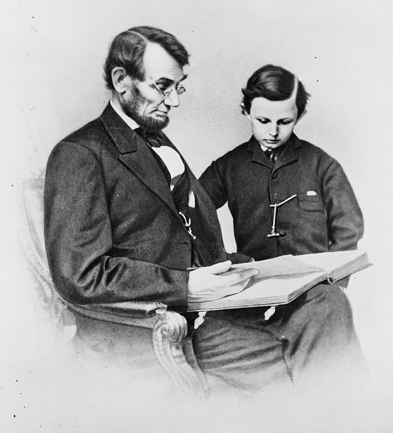 Những người con của vợ chồng Tổng thống Lincoln gồm: Robert Todd Lincoln (sinh năm 1843), Edward “Eddie” Baker Lincoln (sinh năm 1846), William Wallace Lincoln (sinh năm 1850 - trong ảnh)) và Thomas “Tad” Lincoln (sinh năm 1853). Các con của Tổng thống Lincoln gặp nhiều bi kịch.