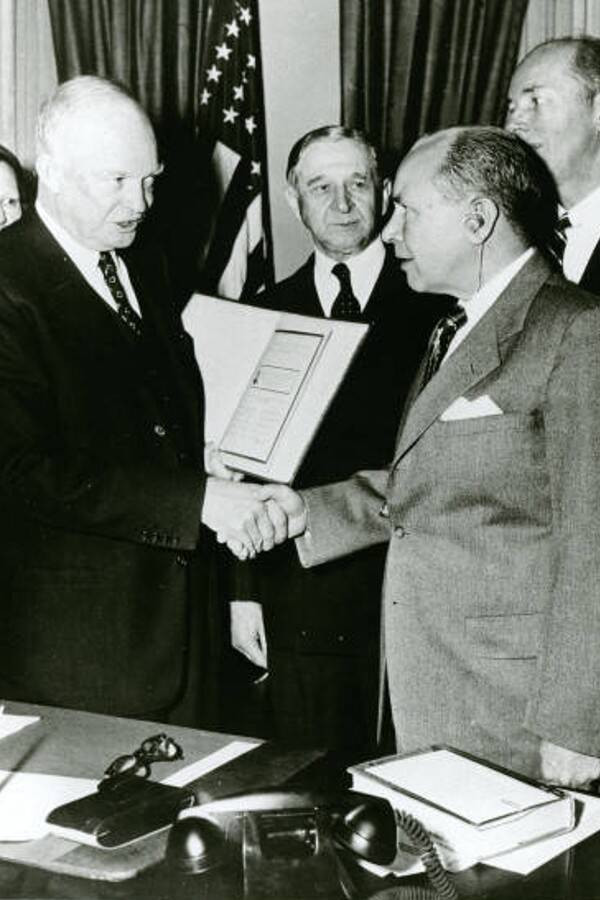 Vào năm 1985, ông Robert (phải ảnh)qua đời. Luật sư thông báo rằng, chắt của Tổng thống Lincoln mắc bệnh Parkinson. Ông chưa bao giờ nói với luật sư về gia đình danh tiếng của mình. Cái chết của ông Robert đã đặt dấu chấm hết cho dòng dõi nhà Lincoln.