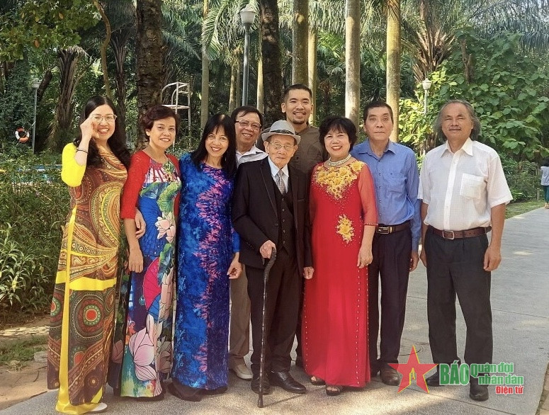 Thieu tuong, Giao su Bui Phan Ky: 